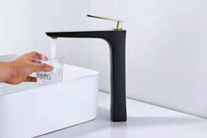 Висок черен смесител за баня Blandini Ventana L Black Gold