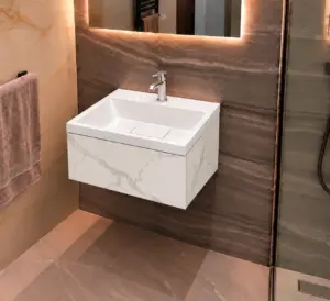 Висящ водоустойчив шкаф за баня от PVC в цвят Marble с бяла мивка и хромиран смесител – изглед отдясно