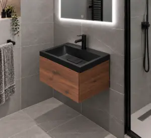 Дървесен пвц шкаф за баня messina walnut с черна мивка 60 см Висящ влаго- и водоустойчив PVC шкаф за баня в цвят Walnut с черна матова мивка и черен смесител.