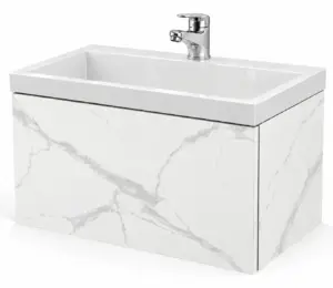 Висящ водоустойчив шкаф за баня от PVC в цвят Marble с бяла мивка и хромиран смесител – изглед отдясно